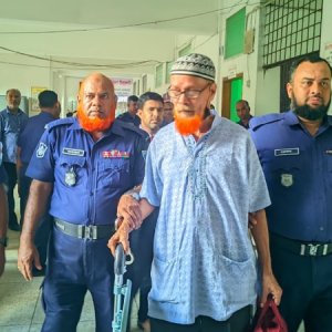 পায়ে হেঁটে আদালতে এসে এজলাসে ঢুকলেন হুইল চেয়ারে, সব দেখলেন বিচারক