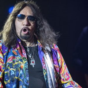 রক ব্যান্ড ‘কিস’ প্রতিষ্ঠাতা আর নেই