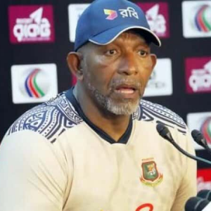 বর্ণবাদমূলক কোনও কিছু গ্রহণযোগ্য নয়: সিমন্স