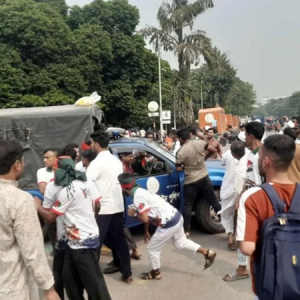 সংসদ ভবনের দক্ষিণ প্লাজায় পুলিশ-‘জুলাই যোদ্ধা’ সংঘর্ষ, ধাওয়া-পাল্টা ধাওয়া