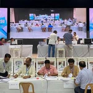 রাকসু নির্বাচনের ফল ঘোষণা: শীর্ষ পদে কে এগিয়ে