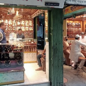 দাম বাড়লেও জমজমাট তাঁতিবাজারের স্বর্ণপট্টি