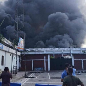 শাহজালাল বিমানবন্দরের কার্গো এলাকায় আগুন, নিয়ন্ত্রণে ৯ ইউনিট