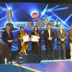 জমকালো আয়োজনে অনুষ্ঠিত হলো সিজেএফবি অ্যাওয়ার্ড