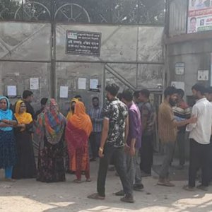 ১০ ঘণ্টা সড়ক অবরোধ করে বিক্ষোভ এক কারখানার পোশাকশ্রমিকদের