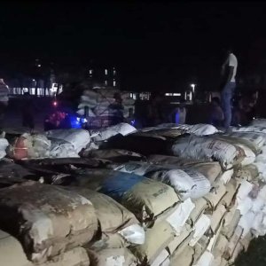 যৌথ অভিযানে কোটি টাকার পলিথিন ও ৩৯০৮ বোতল নিষিদ্ধ ফ্রুট সিরাপ জব্দ