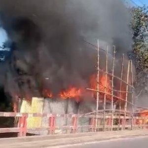 গ্যাস সিলিন্ডারের লিকেজ থেকে আগুন, পুড়লো ৭ ব্যবসা প্রতিষ্ঠান