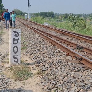 মীরসরাইয়ে ট্রেনে কাটা পড়ে ২ জনের মৃত্যু