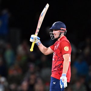 সল্ট–ব্রুক ঝড়ে ইংল্যান্ডের কাছে পাত্তা পায়নি নিউজিল্যান্ড