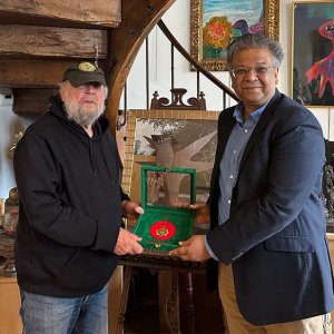 নভেরা আহমেদের স্বাধীনতা পদক তার স্বামীর হাতে তুলে দিলেন রাষ্ট্রদূত তালহা