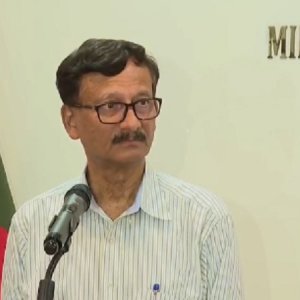 ভারতকে প্রশ্ন না করায় সাংবাদিকদের সমালোচনায় পররাষ্ট্র উপদেষ্টা