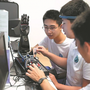 বেইজিংয়ের সরকারি স্কুলে বাধ্যতামূলক এআই কারিকুলামে যা থাকছে