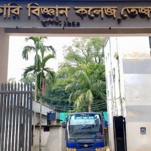 ফার্মগেটে সরকারি বিজ্ঞান কলেজের সামনের সড়ক অবরোধ