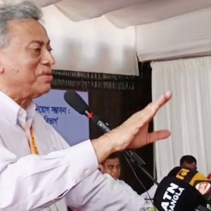 সরকারের কেয়ারটেকার মুডে চলে যাওয়া উচিত: আমির খসরু