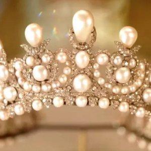 ল্যুভর থেকে চুরি হওয়া গহনার মূল্য ১০২ মিলিয়ন ডলার