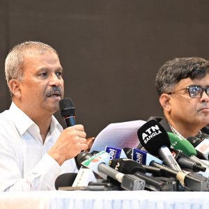 বিএনপি-জামায়াত মনে হয় উপদেষ্টাদের কাজে খুশি: আসিফ নজরুল