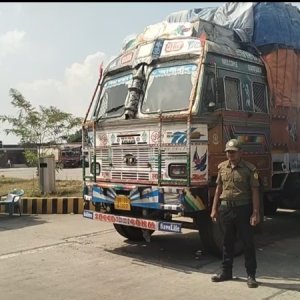 বেনাপোল বন্দরে মিথ্যা ঘোষণায় আনা কোটি টাকার পণ্য আটক