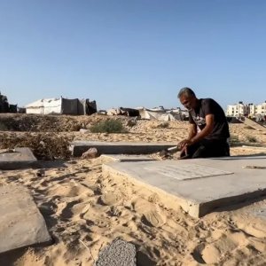 গাজায় এখন কবরস্থানই বেঁচে থাকা মানুষের শেষ আশ্রয়