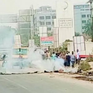 গাজীপুরে মহাসড়ক অবরোধ, টিয়ারশেল ছুড়ে শ্রমিকদের ছত্রভঙ্গ