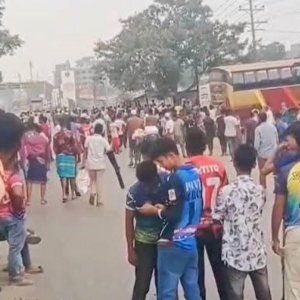 গাজীপুরে মহাসড়ক অবরোধ, টিয়ারশেল ছুড়ে শ্রমিকদের ছত্রভঙ্গ