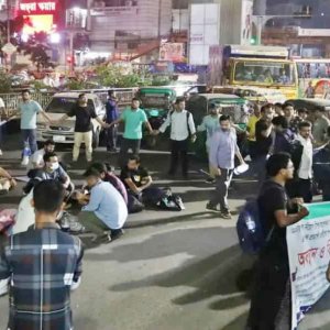 এনসিপির কার্যালয়ের সামনে মধ্যরাতে সড়ক অবরোধ করে বিক্ষোভ