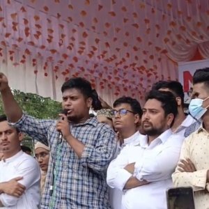 কয়েকটি দল সচিবালয়ে গিয়ে ডিসি ভাগাভাগি করছে: হাসনাত আবদুল্লাহ