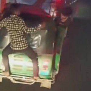 চলন্ত অটোরিকশার পেছনে ঝুলে থাকা ব্যক্তিকে ছুরিকাঘাতের চেষ্টা, ভিডিও ভাইরাল