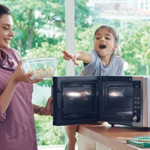 মাইক্রোওয়েভ ওভেনে সব ঢুকানো উচিত নয়