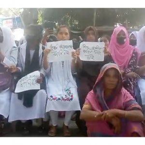 শিশু ধর্ষণের প্রতিবাদ ও অভিযুক্তকে গ্রেফতার দাবিতে সড়ক অবরোধ