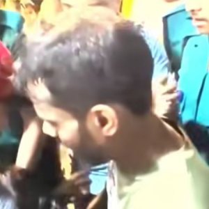 গ্রেফতার বাবাকে ধরে কাঁদতে থাকা শিশুকে চড়, খতিয়ে দেখার কথা বলছে পুলিশ