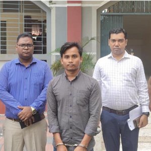 ডিভাইস নিয়ে চাকরির পরীক্ষা দিচ্ছিলেন, বারবার কাশি দিয়ে পড়লেন ধরা