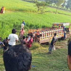 গরুবোঝাই ভটভটি উল্টে দুই ব্যবসায়ী নিহত