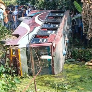 পথচারী নারীকে চাপা দিয়ে খাদে পড়লো বাস