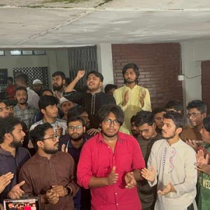 তিন দাবিতে ট্রেজারার অফিসে ডাকসু নেতাদের অবস্থান