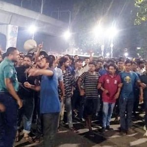 ঢাবিতে উচ্ছেদ অভিযানের জেরে বিক্ষোভ-পাল্টা বিক্ষোভ