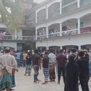 মাদ্রাসায় ঘুমন্ত ছাত্রকে গলা কেটে হত্যা