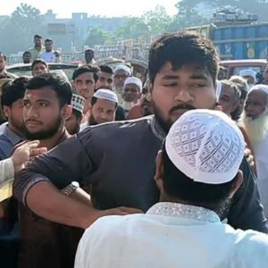 জামায়াত প্রার্থীকে ‘আ.লীগের দোসর’ বলে মাইক্রোফোন কেড়ে নিলেন নেতাকর্মীরা
