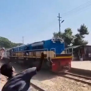 ভৈরব জেলার দাবিতে রেলপথ অবরোধ করে ট্রেনে পাথর নিক্ষেপ