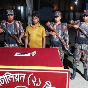 বেনাপোলে গোলাঘর থেকে পিস্তল উদ্ধার, আটক ১