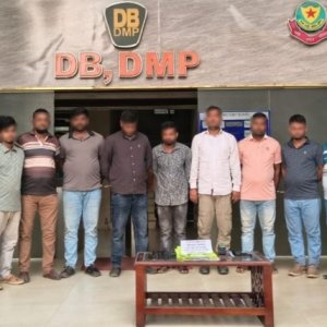 রাজধানীতে নকল পিস্তলসহ ৯ ডাকাত গ্রেফতার