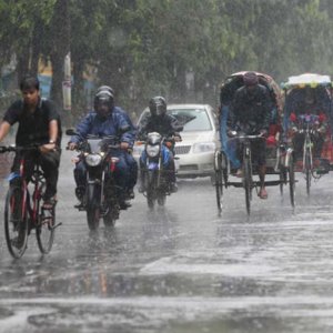 ‘মোন্থা’ শক্তিশালী হয়ে প্রবল ঘূর্ণিঝড়ে পরিণত, দেশে ভারী বৃষ্টির পূর্বাভাস