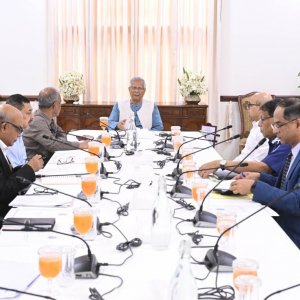 নির্বাচনে স্বচ্ছতা নিশ্চিতে বডি ওর্ন ক্যামেরা কেনার নির্দেশ প্রধান উপদেষ্টার