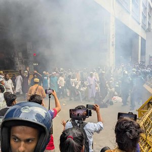 ইবতেদায়ি মাদ্রাসা শিক্ষকদের পদযাত্রায় পুলিশের জলকামান-সাউন্ড গ্রেনেড নিক্ষেপ