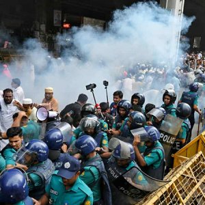 ইবতেদায়ি মাদ্রাসা শিক্ষকদের পদযাত্রায় পুলিশের জলকামান-সাউন্ড গ্রেনেড নিক্ষেপ
