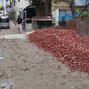 সড়ক উন্নয়ন কাজে ধীরগতি, শেওড়াপাড়া-কাজীপাড়ায় ভোগান্তি চরমে