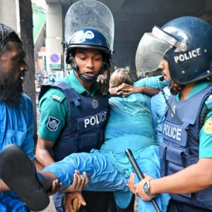 ইবতেদায়ি মাদ্রাসা শিক্ষকদের ওপর জলকামান-সাউন্ড গ্রেনেড নিক্ষেপ (ফটোস্টোরি)