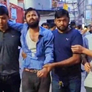 ছাত্রলীগ নেতাকে পিটিয়ে পুলিশে দিলো একদল যুবক