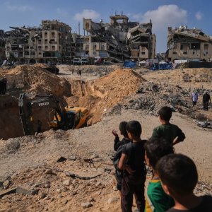 যুদ্ধবিরতির মধ্যেই গাজায় ইসরায়েলি হামলা, নিহত ২০