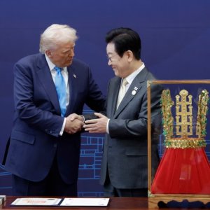 ট্রাম্পকে স্বর্ণমুকুট উপহার দিলো দক্ষিণ কোরিয়া