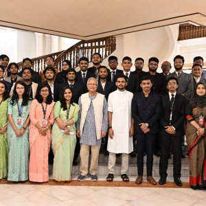 জাতীয় নীতি প্রতিযোগিতায় বিজয়ী শিক্ষার্থীদের সঙ্গে প্রধান উপদেষ্টার শুভেচ্ছা বিনিময়